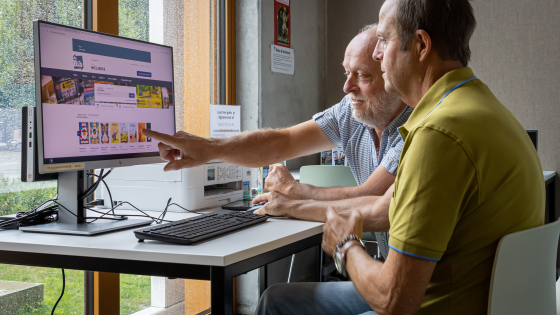 Digihulp in het digipunt in bibliotheek Bibox